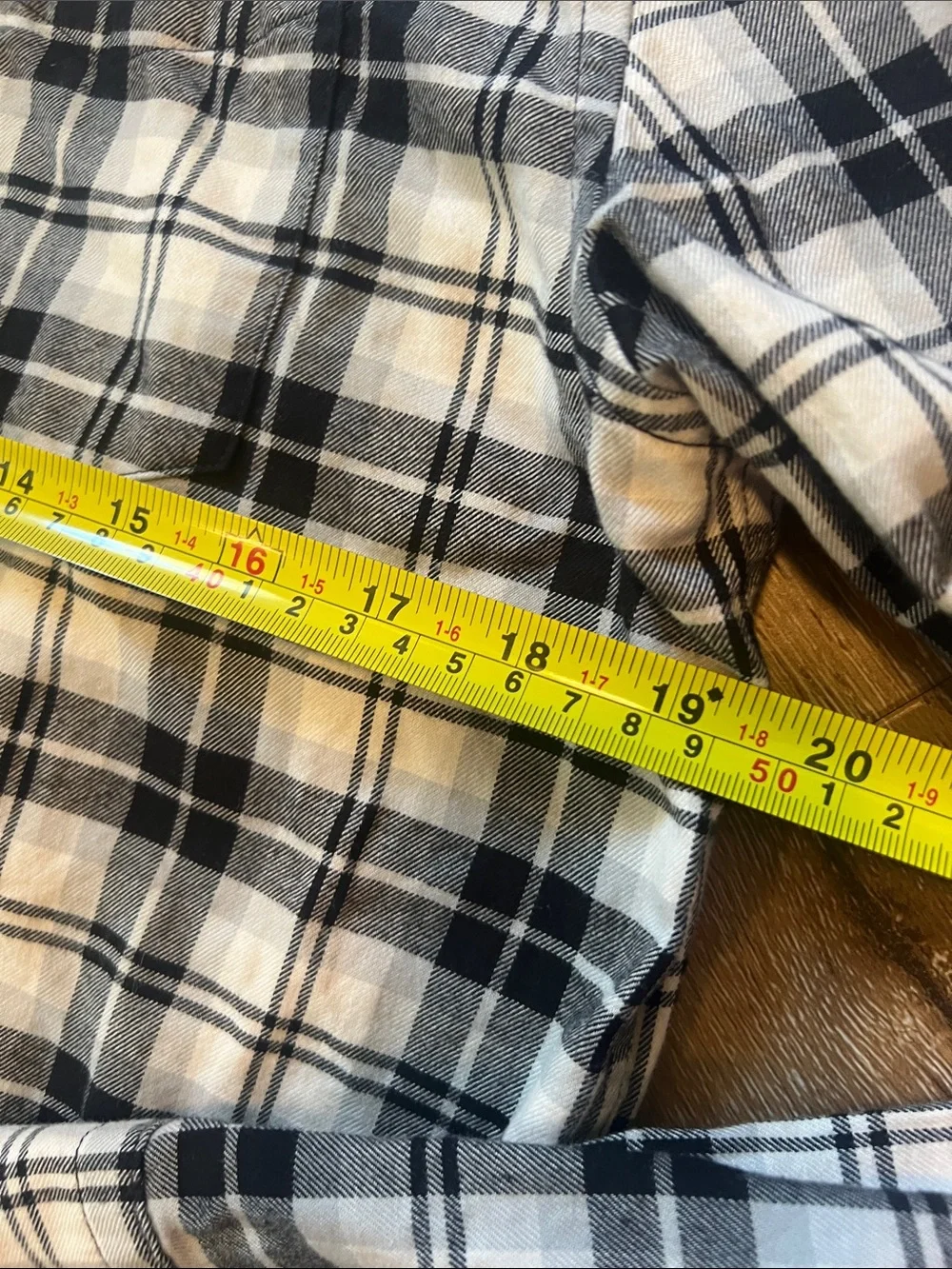 Banana Republic Ultra Soft Flannel Men's Black and White Plaid Button-Up Shirt L